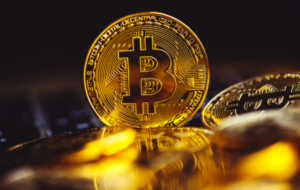 Close up em moeda de bitcoin